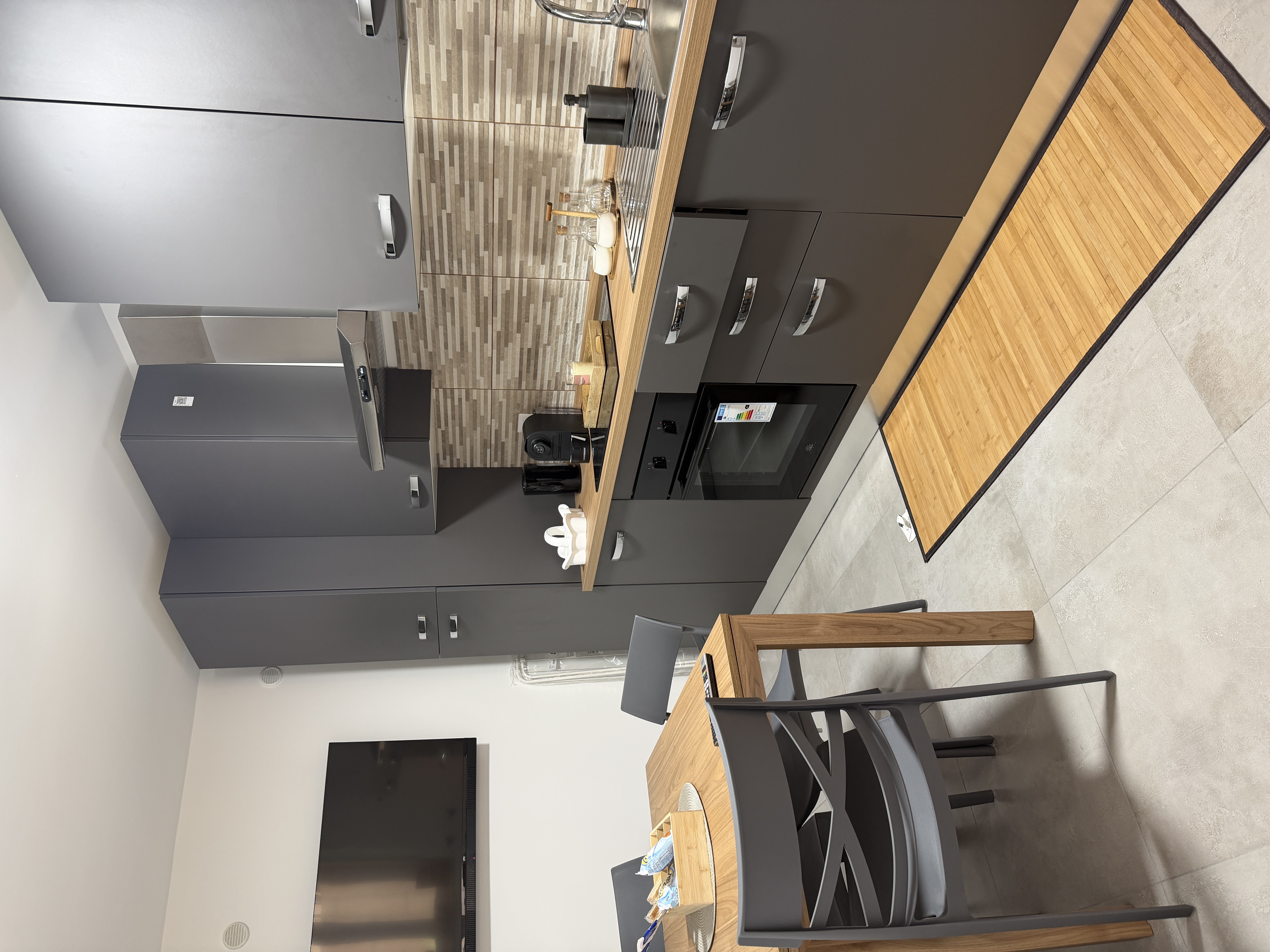 Cucina moderna con forno e piano cottura